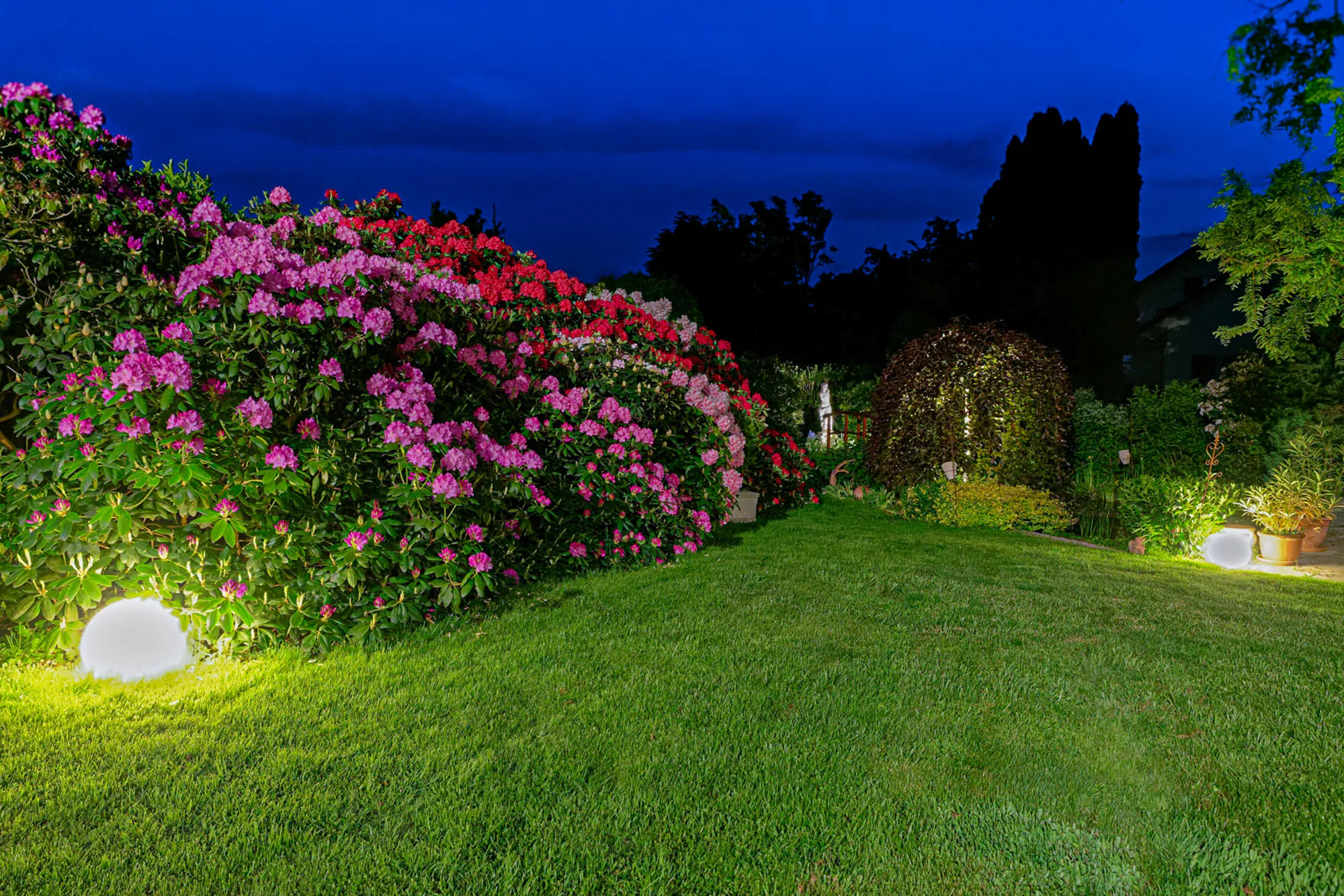 Stimmungsvoll beleuchteter Garten am Abend