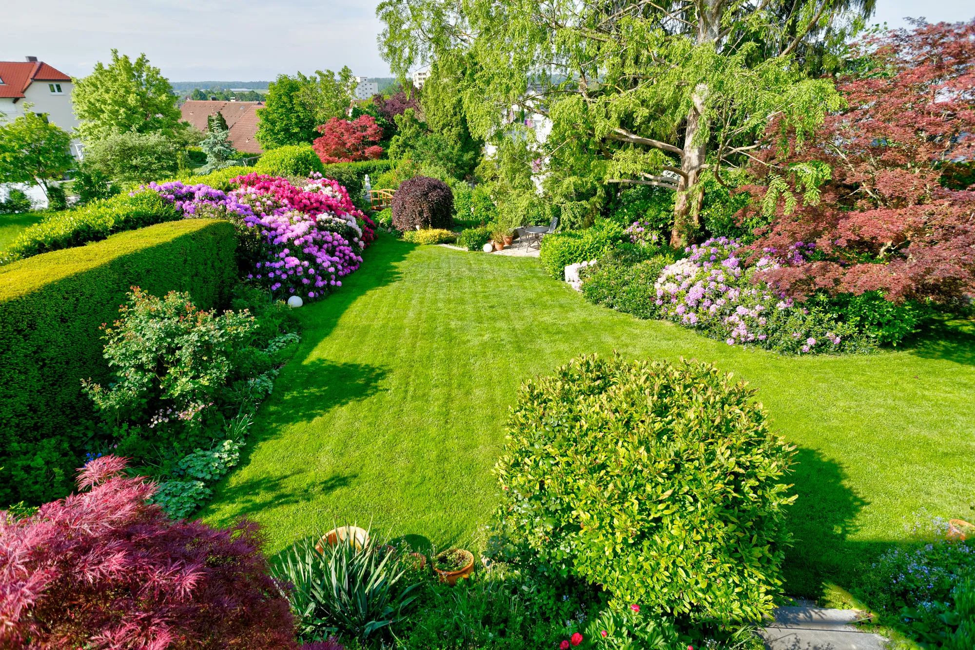 Blick über den großen Garten mit altem Baumbestand