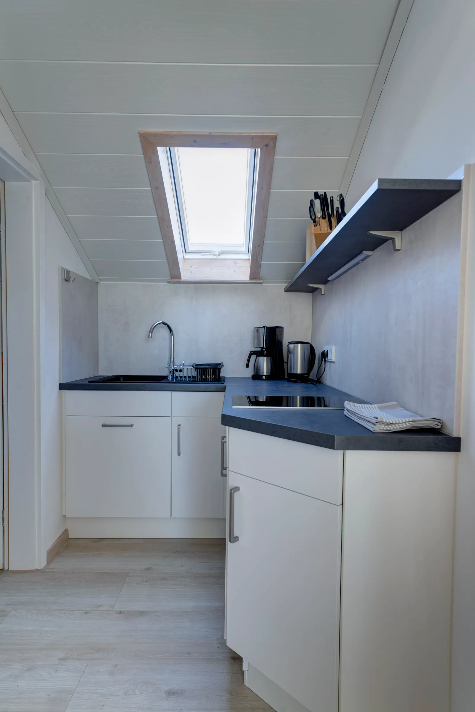 Separate Küche mit Dachfenster und moderner Ausstattung