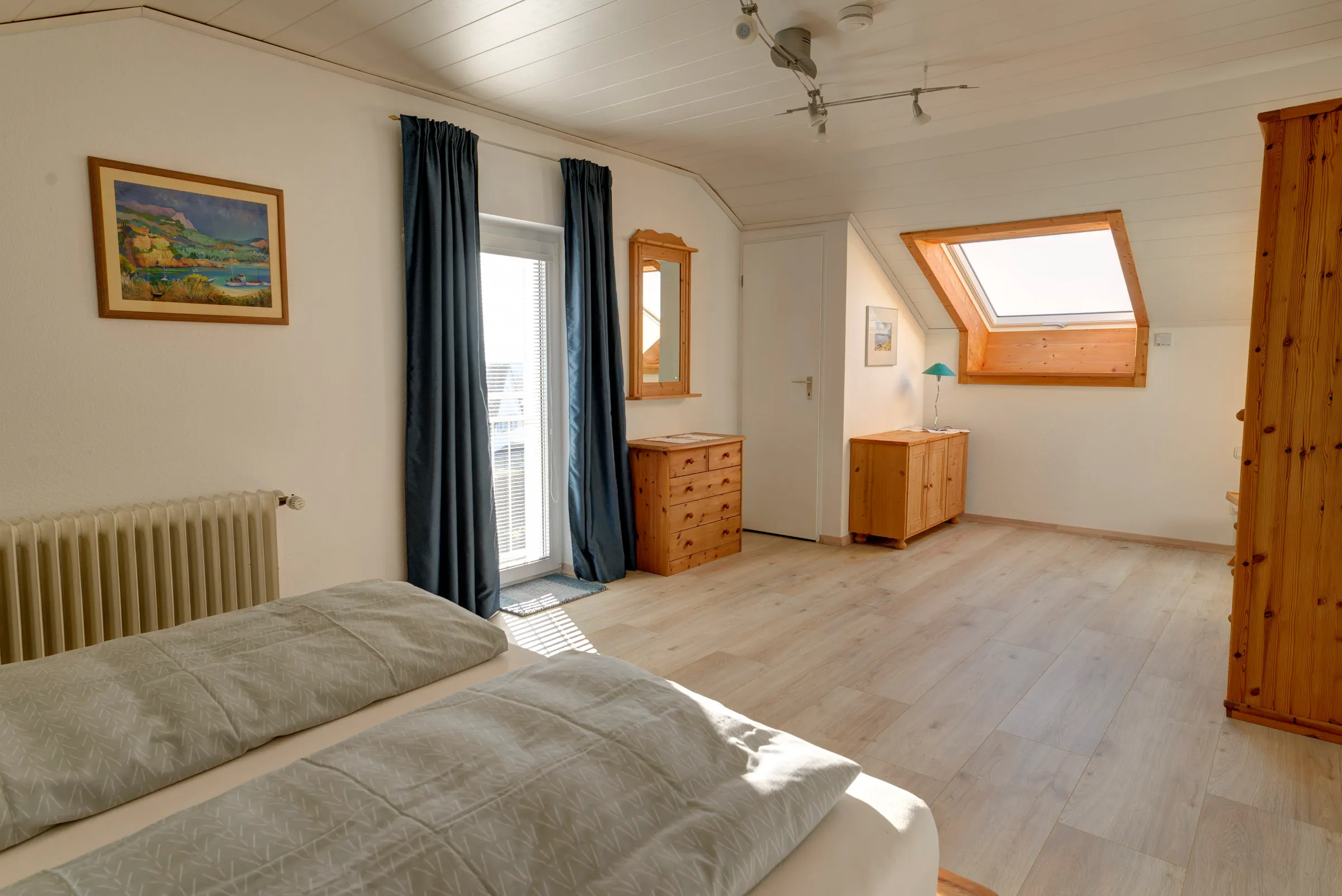 Separates Schlafzimmer mit Doppelbett und Balkontür