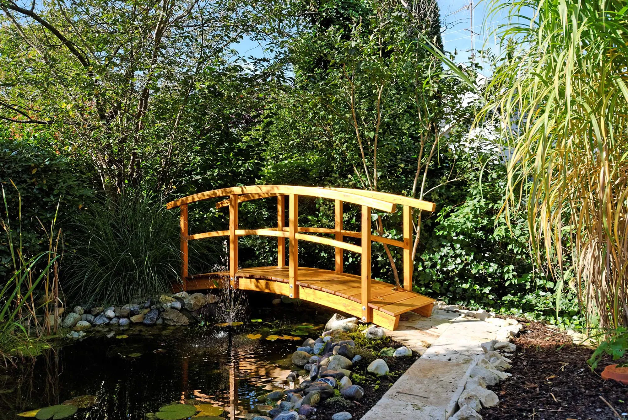 Holzbrücke über den Gartenteich