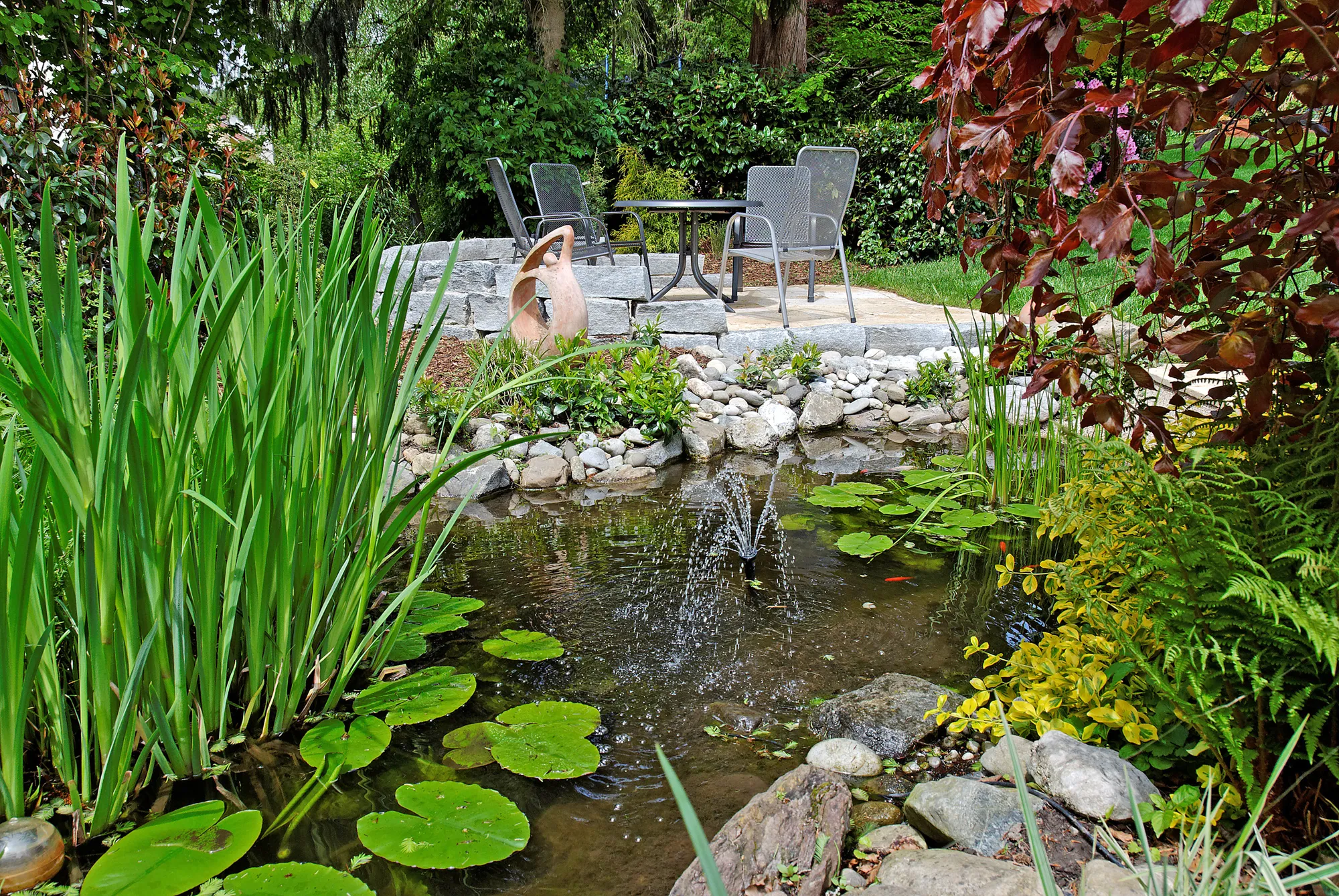 Sitzplatz am Teich mit kleinem Springbrunnen