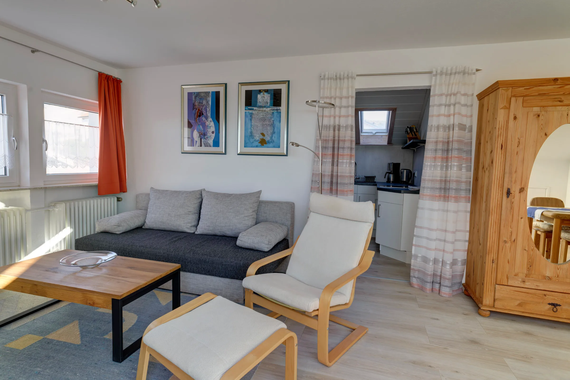 Wohnzimmer mit Couch und Blick zur Küche